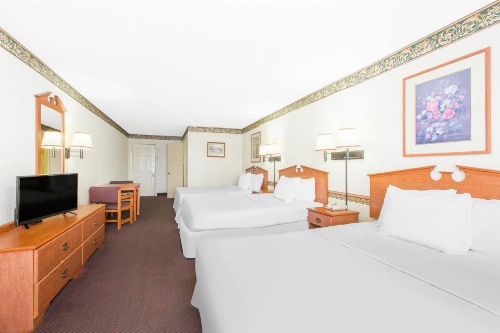 Days Inn & Suites by Wyndham Marshall image 5