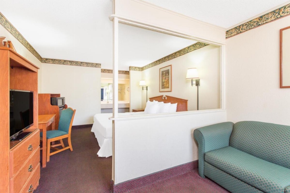 Days Inn & Suites by Wyndham Marshall Image 6