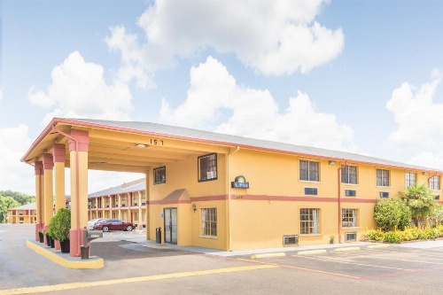 Days Inn & Suites by Wyndham Marshall image 7