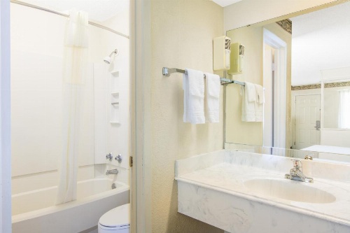 Days Inn & Suites by Wyndham Marshall image 3