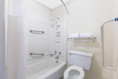 Days Inn & Suites by Wyndham Marshall image 4